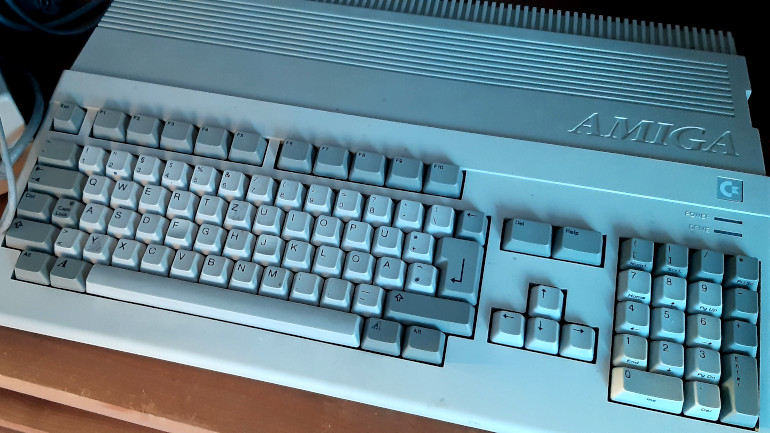 Za i przeciw: Amiga 500 oraz A604n w języku angielskim